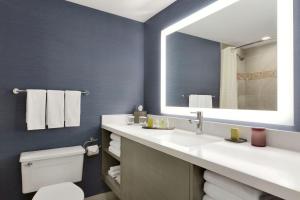 King Suite room in DoubleTree Suites by Hilton Hotel Boston - Cambridge