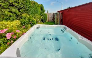 Maisons de vacances Beautiful Home In Plougat-moysan With Kitchen : photos des chambres