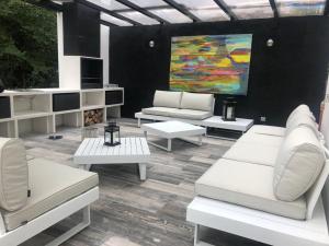 une maison avec piscine chauffée