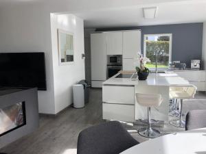 une maison avec piscine chauffée