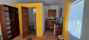 Amandas Place Yellow Studio - Pool and Tropical garden