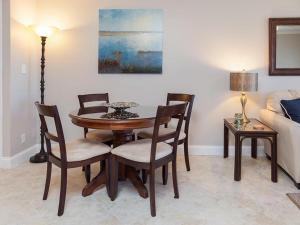 Holiday Surf and Racquet Unit 519