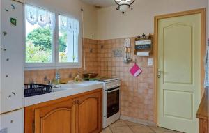 Maisons de vacances Beautiful Home In Clohars-carnot With Wifi And 2 Bedrooms : photos des chambres