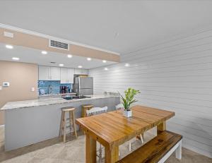 Holiday Surf and Racquet Unit 609