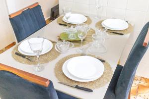 Casa à 300 metros da PRAIA com PISCINA, CHURRASQUEIRA e 2 VAGAS DE GARAGEM!