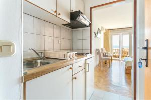 Apartments by the sea Brela, Makarska - 18356