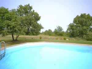 Maisons de vacances Alluring Holiday Home in Largenti re with Pool : photos des chambres