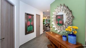 HOLT Nueva Escondida 3BR - Pool, Parking & Patios