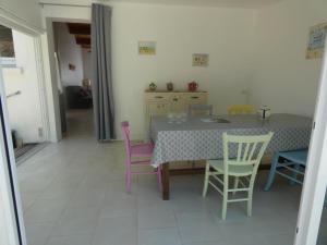 Maisons de vacances Maison 5 pers a Notre-Dame-de-Monts, a 150m des plages, avec jardin et parking - FR-1-540-269 : photos des chambres