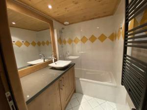 Appartement avec Terrasse, Jardin et Piscine Chauffée à Crest-Voland - 6 Pers. - FR-1-733-136