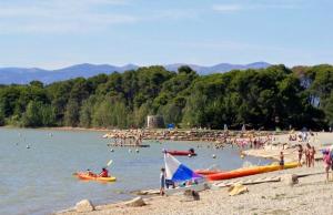 Chalets Chalet et piscine au calme : photos des chambres