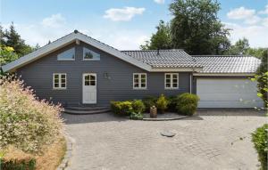 Cozy Home In Væggerløse With Sauna