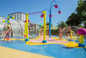 Maisons de vacances Bungalow de 3 chambres avec piscine partagee et jardin amenage a Litteau : photos des chambres