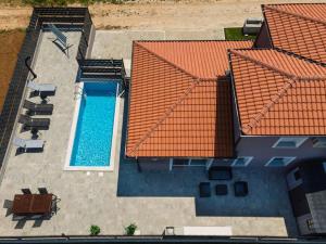Apartment Flego with private swimming pool and big outside space 