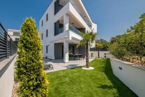 AK lux apartment with private pool 