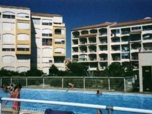 Studio cabine avec piscine, plage à 50m, parking privé, commerces à 400m - FR-1-81-339