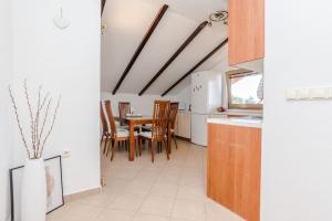 Apartment Roko - up to 4 people with free parking