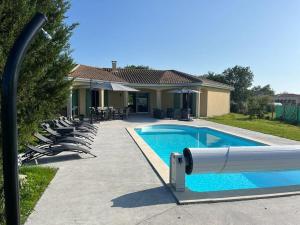Villas jolie maison au calme avec piscine chauffee : Villa