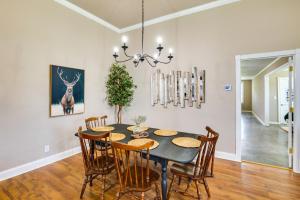 Charming Oklahoma Escape Near Beaches and Golfing!