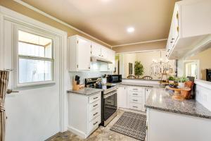 Charming Oklahoma Escape Near Beaches and Golfing!