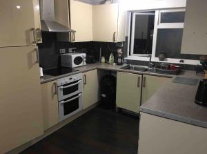 Eastbourne Large Double Room with WiFi & Kitchen