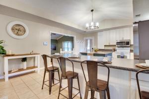 Southern Escape in Guyton Private Yard and Hot Tub!