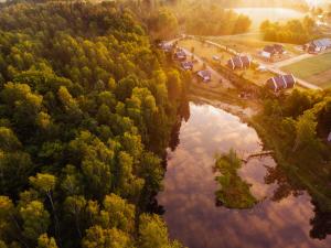 Osada Skoczkowo domki z kominkami, jacuzzi, balią i sauną nad jeziorem