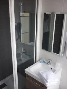 Hotels Hotel De La Plage : photos des chambres