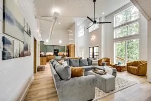 Stunning Cabin with Hot Tub, 1 Mi to Broken Bow Lake - Hochatown