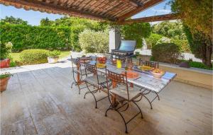 Maisons de vacances Beautiful Home In Rochefort-du-gard With Wifi, Private Swimming Pool And 3 Bedrooms : Maison de Vacances 3 Chambres 