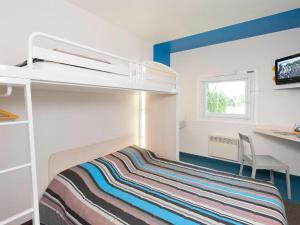 Hotels Hotel First Eco Savigny Villemoisson Centre Commercial Carrefour : Chambre Triple avec Salle de Bains Commune