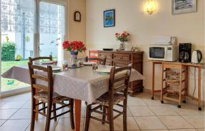 Maisons de vacances Beautiful Home In Clohars-carnot With Wifi And 2 Bedrooms : photos des chambres