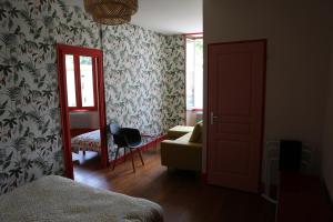 Hotels L eau vive : Chambre Familiale avec Salle de Bains Privative