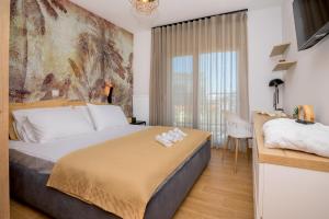 Yellow Lux Central Suite