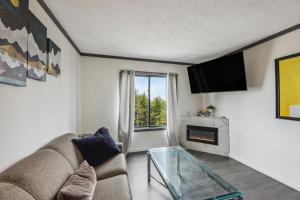 Cozy Snowshoe Condo Rental Walk to Chair Lift!