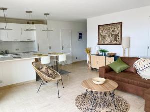 Grand Duplex climatisé avec terrasse face à la mer