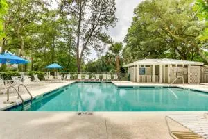 Less Than 1 Mi to Beach Condo with Wet Bar in Hilton Head - Grasslawn Beach