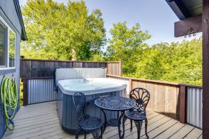 Hot Tub, Deck and Views Waldport Getaway!