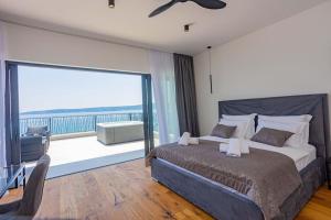 Beachfront Villa Sol&Mar with heated pool and jacuzzi