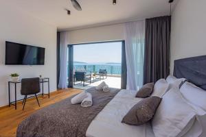 Beachfront Villa Sol&Mar with heated pool and jacuzzi