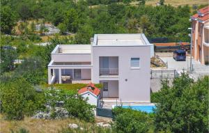 Stunning Home In Dugopolje