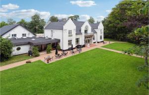 11 Bedroom Cozy Home In Gørding