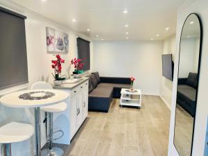 Fint gjesterom med bad og kjøkken til leie nær EB stranda med