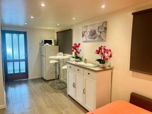 Fint gjesterom med bad og kjøkken til leie nær EB stranda med