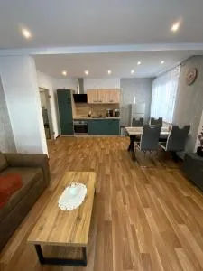 Haus Rosa - Mittelstrimmig