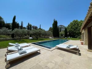 Maisons d'hotes MAS MILLESIME - Chambre double - petit dejeuner - piscine - Mas du XVIIIeme siecle proche Saint-Remy-de-Provence : photos des chambres