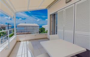 2 Bedroom Nice Apartment In Petrcane