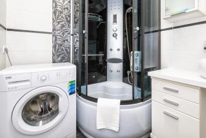 3-Bedroom Sea View Apartment - Balcony, Elevator - Spinut, Split