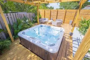 HOUSE WITH A HOT TUB ! ONLY 10 MINS TO THE BEACH - Biscayne Park