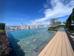 Rooftop Pool, 8 Pax, 2 Bedrooms, 2 Bathrooms, 2 Car Parks by Star Home